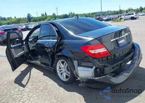 2013 Mercedes-Benz C 300 4Matic из США, поврежденный, VIN WDDGF8AB1DA777952